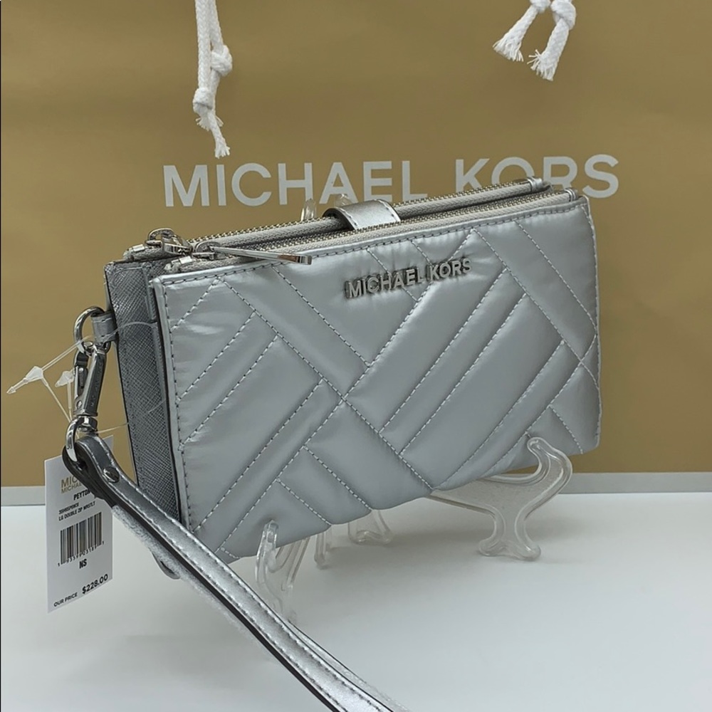 MICHAEL KORS PEYTON LG DOUBLE ZIP WRISTLET SILVER - Picture 2 of 16